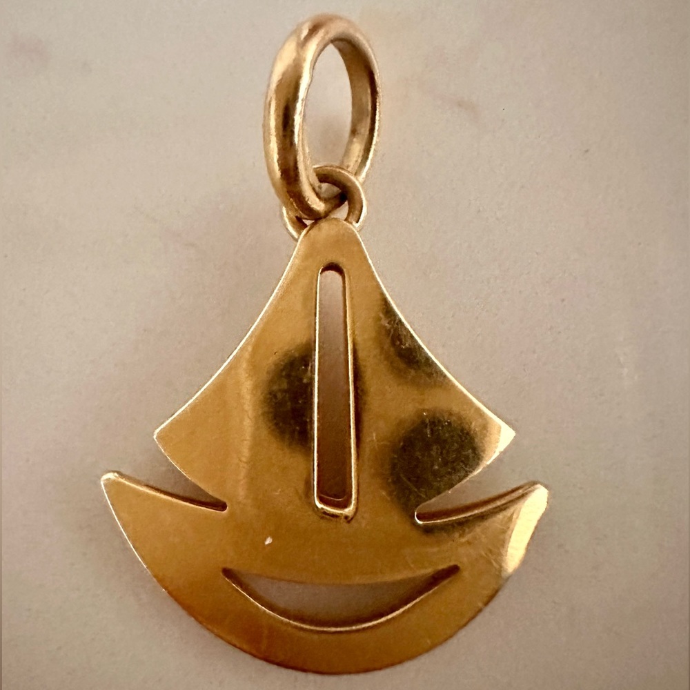 18k yellow gold pendant 1inch tall 0.75inches wide
